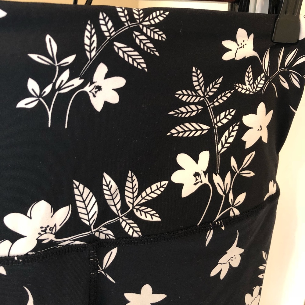 1 LEFT 💫 NEW IN PACKAGE FLORAL LEGGING - Picture 8 of 8